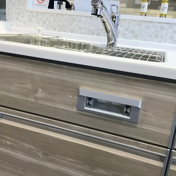 水ダレを防ぐための差し込み口や、使い勝手を考慮したコードフックを備えたデザインとなっています。